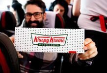 Krispy Kreme distribui donuts em voo da LATAM em Congonhas Passageiros receberam donuts durante voo especial da LATAM (Foto: Divulgação/Krispy Kreme)