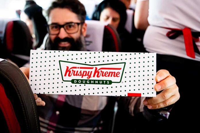 Passageiros receberam donuts durante voo especial da LATAM (Foto: Divulgação/Krispy Kreme)