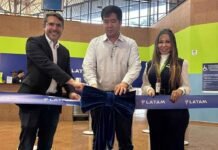 LATAM inaugura rota entre Guarulhos e Caldas Novas Marcus Campos (gerente de Negócios Aeroportuários e Infraestrutura da LATAM Brasil), Carlos Hirata (gerente de planejamento e controle da Socicam) e Aline Resende (gerente do Aeroporto de Caldas Novas) no corte de faixa inaugural da rota São Paulo-Caldas Novas da LATAM (Foto: Divulgação)