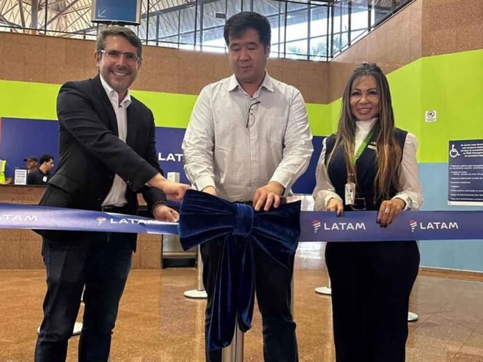 Marcus Campos (gerente de Negócios Aeroportuários e Infraestrutura da LATAM Brasil), Carlos Hirata (gerente de planejamento e controle da Socicam) e Aline Resende (gerente do Aeroporto de Caldas Novas) no corte de faixa inaugural da rota São Paulo-Caldas Novas da LATAM (Foto: Divulgação) Marcus Campos (gerente de Negócios Aeroportuários e Infraestrutura da LATAM Brasil), Carlos Hirata (gerente de planejamento e controle da Socicam) e Aline Resende (gerente do Aeroporto de Caldas Novas) no corte de faixa inaugural da rota São Paulo-Caldas Novas da LATAM (Foto: Divulgação)