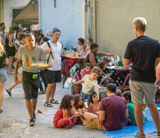 Bares kids e pet friendly ganham espaço no Rio e viram opção de lazer para famílias Área externa do Armazém Cardosão recebe famílias e cachorros (Foto: Divulgação/Armazém Cardosão)