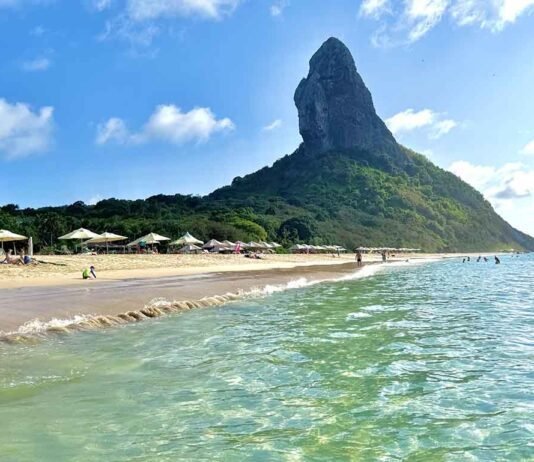 Fernando de Noronha une natureza e privacidade no turismo quiet luxury Fernando de Noronha reúne praias preservadas e biodiversidade marinha (Foto: Visite Noronha)