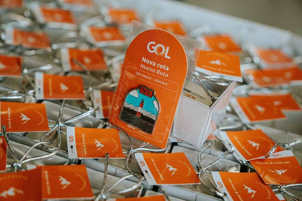 Pins temáticos foram distribuídos aos passageiros durante a inauguração da rota (Foto: Divulgaçã/GOL) Pins temáticos foram distribuídos aos passageiros durante a inauguração da rota (Foto: Divulgaçã/GOL)