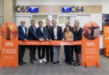 GOL estreia rota Rio-Nova York com nova classe Business INSIGNIA Executivos da GOL, autoridades e representantes do RIOgaleão participaram da cerimônia que marcou o início dos voos diretos entre Rio de Janeiro e Nova York (Foto: Divulgação/GOL)