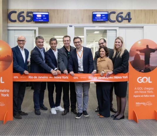 GOL estreia rota Rio-Nova York com nova classe Business INSIGNIA Executivos da GOL, autoridades e representantes do RIOgaleão participaram da cerimônia que marcou o início dos voos diretos entre Rio de Janeiro e Nova York (Foto: Divulgação/GOL)