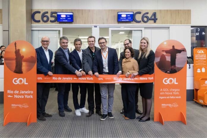 Executivos da GOL, autoridades e representantes do RIOgaleão participaram da cerimônia que marcou o início dos voos diretos entre Rio de Janeiro e Nova York (Foto: Divulgação/GOL) Executivos da GOL, autoridades e representantes do RIOgaleão participaram da cerimônia que marcou o início dos voos diretos entre Rio de Janeiro e Nova York (Foto: Divulgação/GOL)