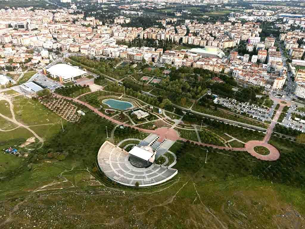 Anfiteatro Aşık Veysel Bornova recebe eventos culturais na Turquia (Foto: Divulgação) Anfiteatro Aşık Veysel Bornova recebe eventos culturais na Turquia (Foto: Divulgação)