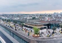 Nove rooftop bars para conhecer e admirar a vista de Bruxelas no verão Rooftop bars de Bruxelas reúnem gastronomia e vista da cidade no verão (Foto: Divulgação/Visit Bruxelas/Roland Jalkh)