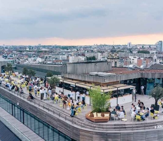 Nove rooftop bars para conhecer e admirar a vista de Bruxelas no verão Rooftop bars de Bruxelas reúnem gastronomia e vista da cidade no verão (Foto: Divulgação/Visit Bruxelas/Roland Jalkh)
