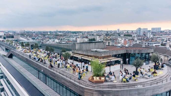 Rooftop bars de Bruxelas reúnem gastronomia e vista da cidade no verão (Foto: Divulgação/Visit Bruxelas/Roland Jalkh) Rooftop bars de Bruxelas reúnem gastronomia e vista da cidade no verão (Foto: Divulgação/Visit Bruxelas/Roland Jalkh)