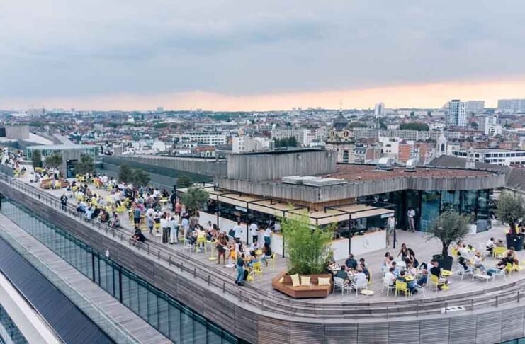 Rooftop bars de Bruxelas reúnem gastronomia e vista da cidade no verão (Foto: Divulgação/Visit Bruxelas/Roland Jalkh)