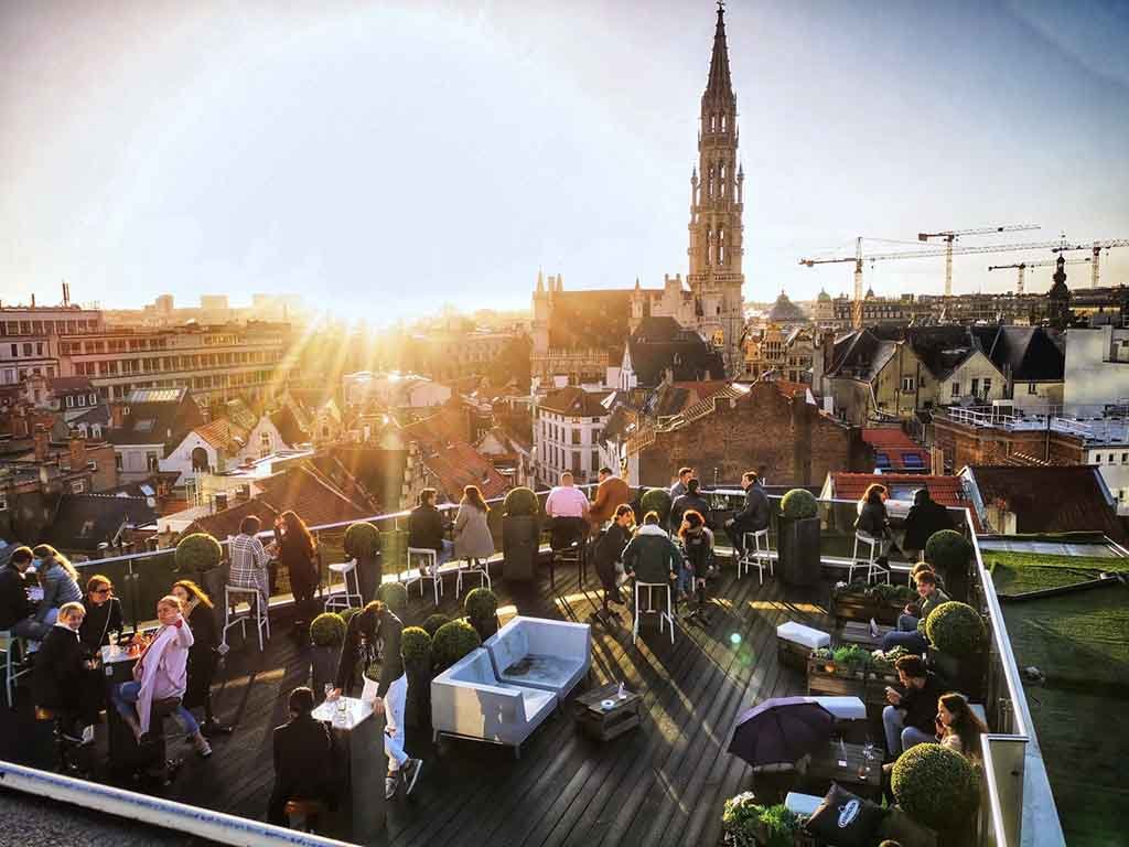 Secret Rooftop by Warwick tem vista para a Grand-Place (Foto: Divulgação/Visit Bruxelas) Secret Rooftop by Warwick tem vista para a Grand-Place (Foto: Divulgação/Visit Bruxelas)
