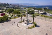 Conheça Izmir, cidade turca que viralizou nas redes sociais A Torre do Relógio, na Praça Konak, está entre os cartões-postais mais conhecidos de Izmir. O monumento integra a paisagem histórica da cidade e recebe visitantes que passam pela região às margens do Mar Egeu (Foto: Divulgação)