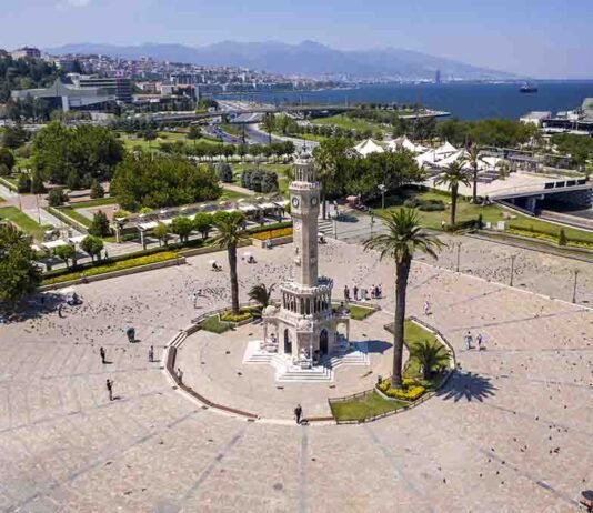 Conheça Izmir, cidade turca que viralizou nas redes sociais A Torre do Relógio, na Praça Konak, está entre os cartões-postais mais conhecidos de Izmir. O monumento integra a paisagem histórica da cidade e recebe visitantes que passam pela região às margens do Mar Egeu (Foto: Divulgação)