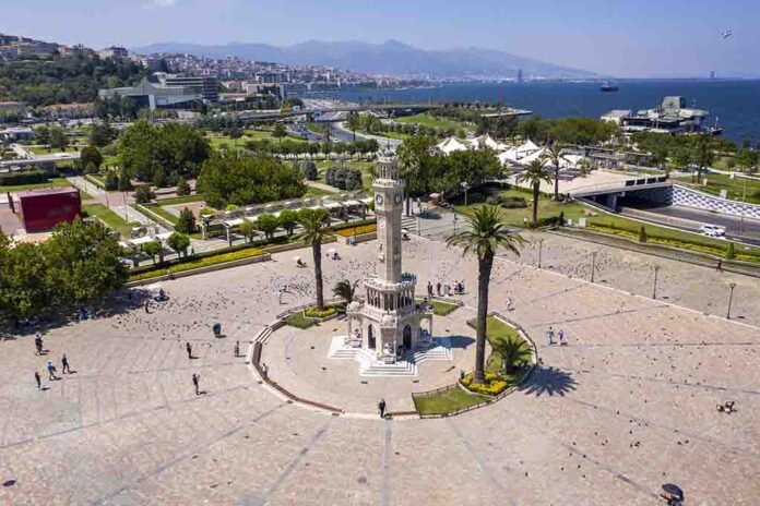 A Torre do Relógio, na Praça Konak, está entre os cartões-postais mais conhecidos de Izmir. O monumento integra a paisagem histórica da cidade e recebe visitantes que passam pela região às margens do Mar Egeu (Foto: Divulgação) A Torre do Relógio, na Praça Konak, está entre os cartões-postais mais conhecidos de Izmir. O monumento integra a paisagem histórica da cidade e recebe visitantes que passam pela região às margens do Mar Egeu (Foto: Divulgação)